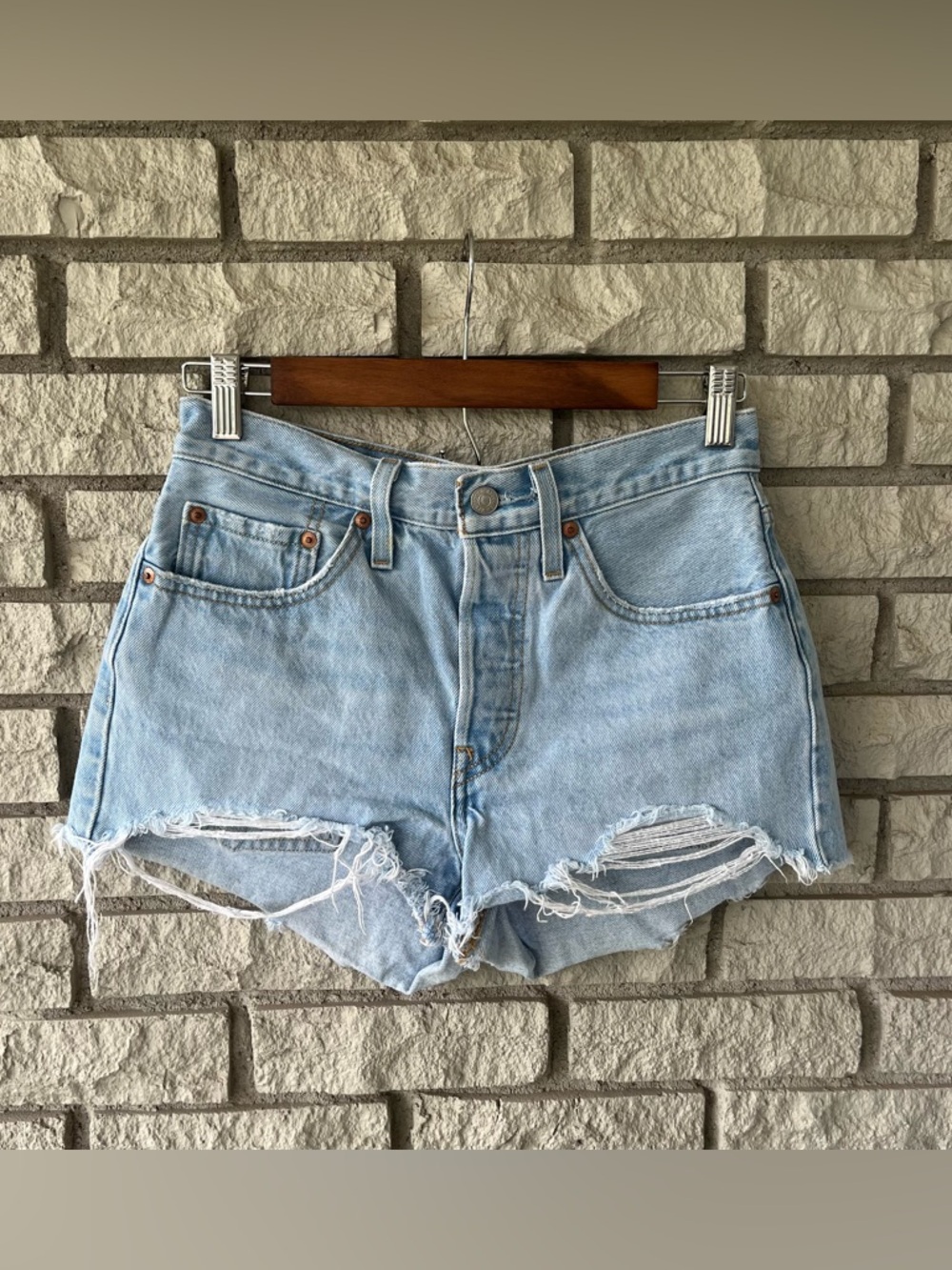 Levi’s High Waisted Button Fly Lightwash 
Cut Off Denim Shorts Size W26